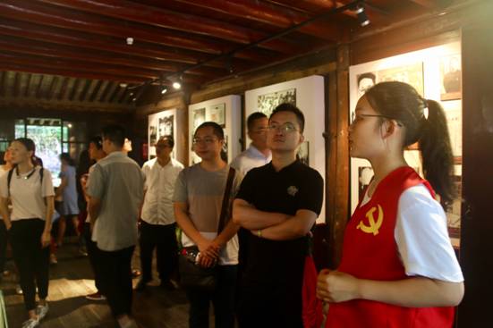 ”追寻革命印迹，情系红色鄞州“色情av影片
寻迹小分队-故居讲解